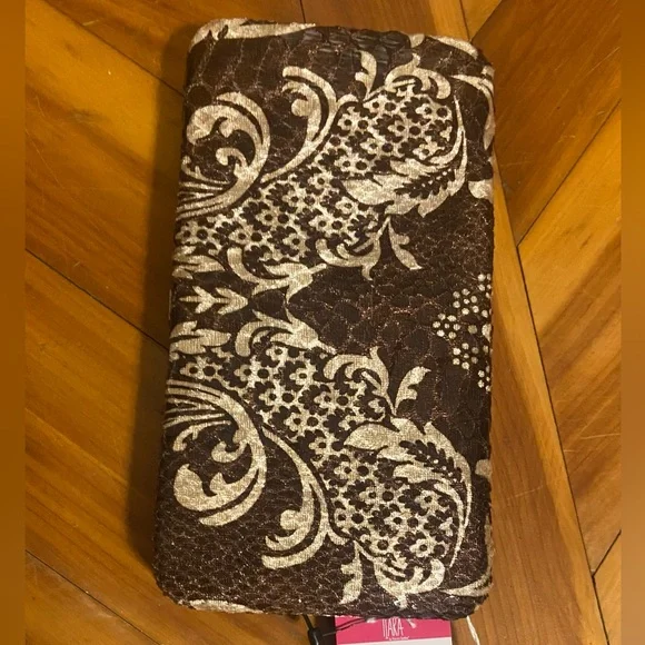 Hard Wallet NWT by Tiara, soft material lines the outside. Organizer cards, cash - Picture 6 of 8